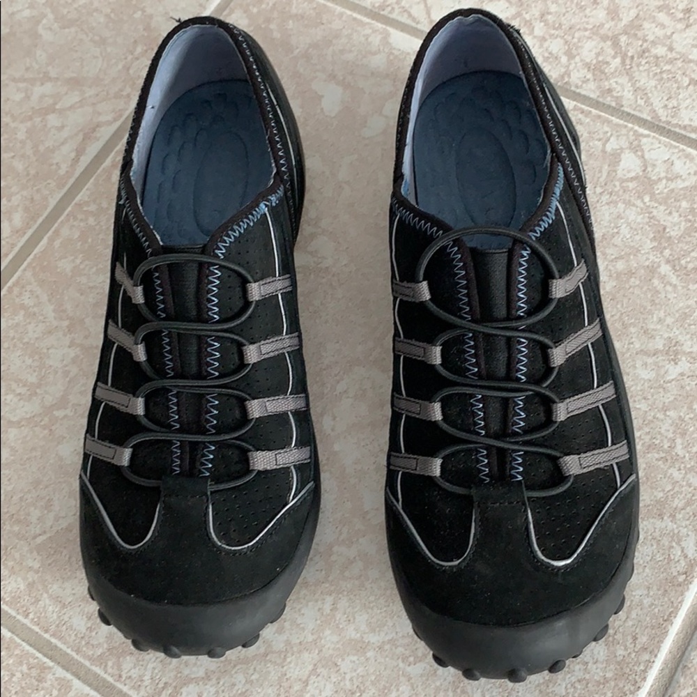 NWOT Clarks Privo slip on shoes. Black Size 7M.